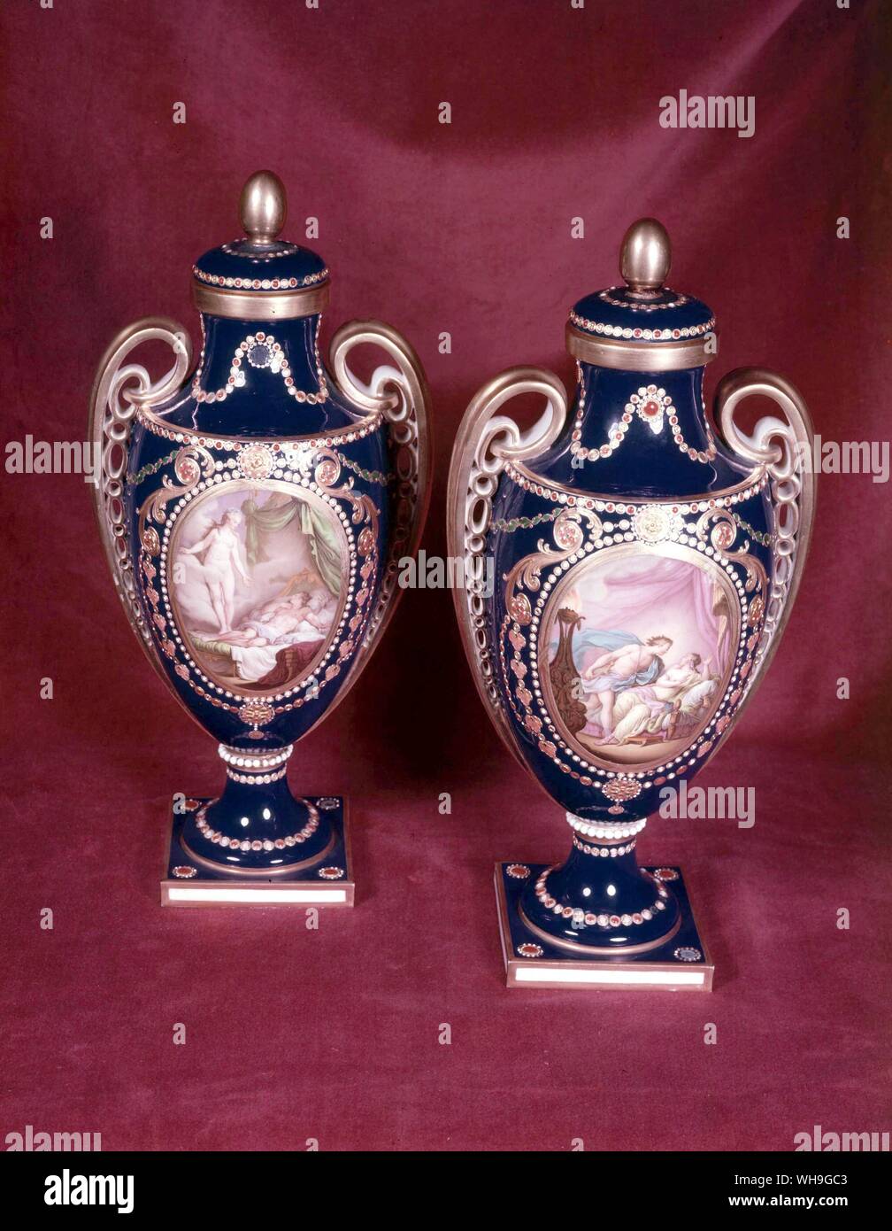Paire de vases en porcelaine de Sèvres, peint et doré à décor de joyaux Banque D'Images