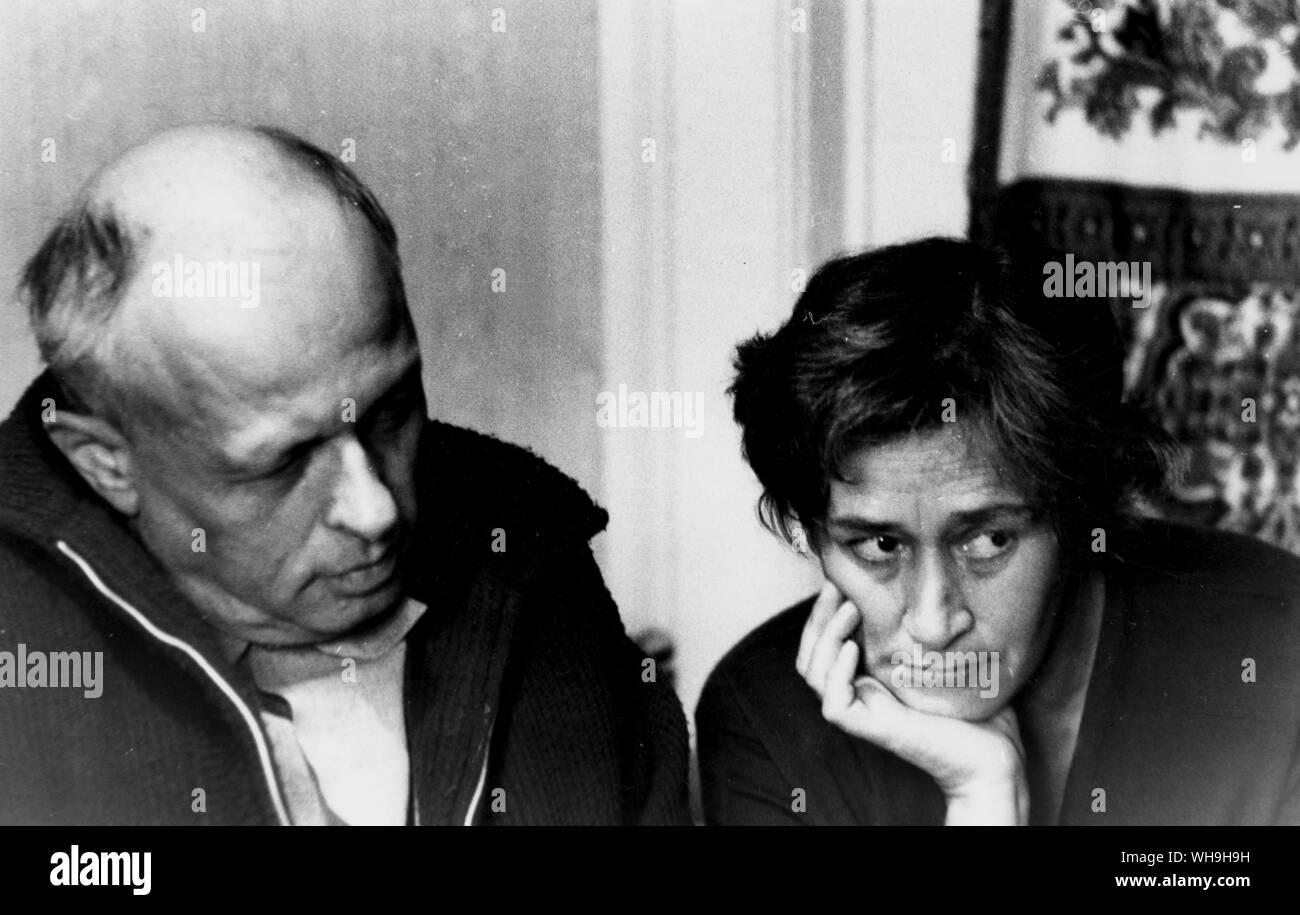 Physicien soviétique, Andreï Sakharov (1921-1989). Un ardent défenseur des droits de l'homme, avec Igor Tamm a développé la bombe à hydrogène. Avec sa femme, Elena. Banque D'Images