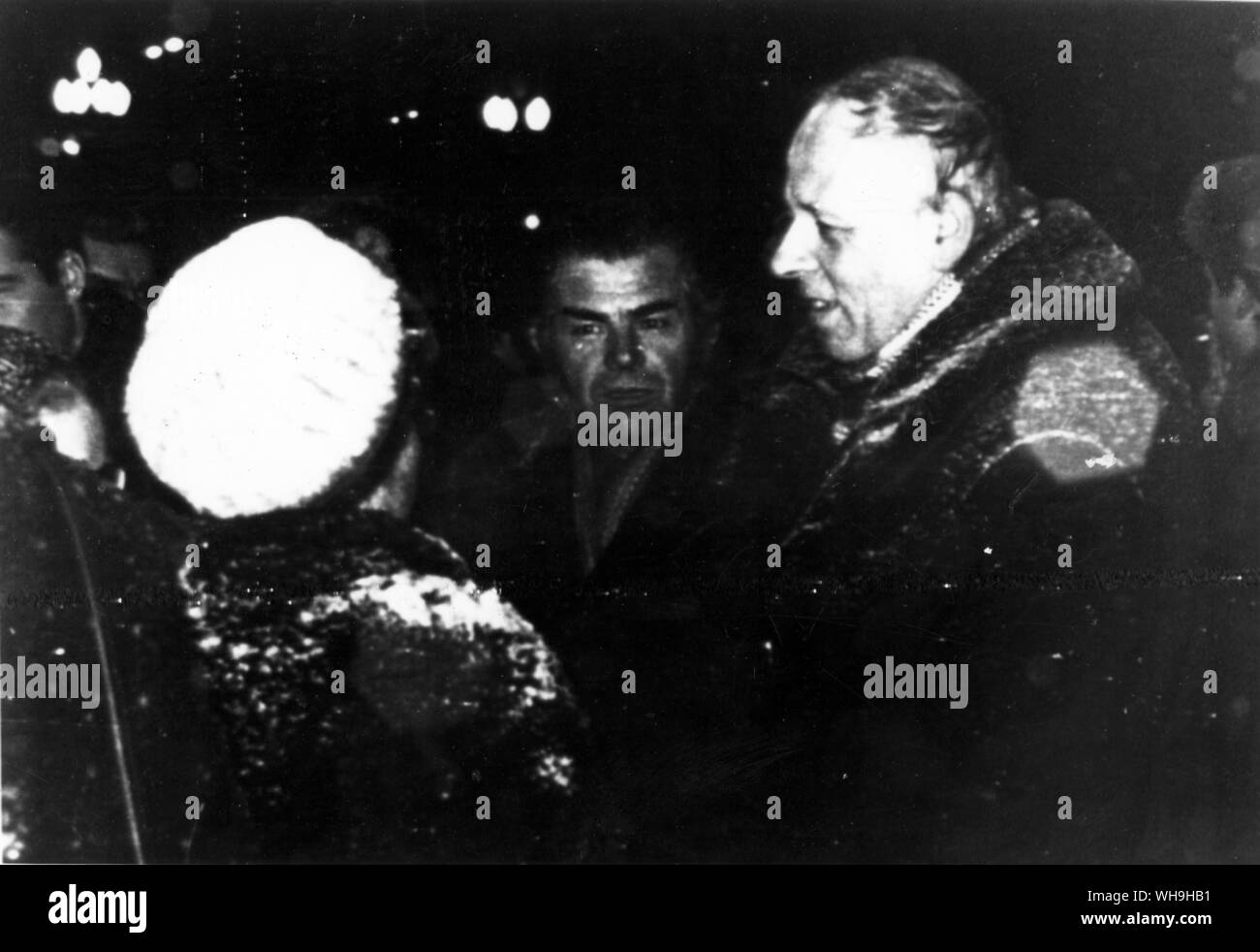 Physicien soviétique Andrei Sakharov (1921-1989), un militant des droits de l'homme qui parle avec Igor Tamm (1895-1971) a inventé la bombe à hydrogène. Il parle avec des amis dans la place Pouchkine, Moscou, où il a rejoint d'autres dissidents dans un rapport annuel de protestation silencieuse pour marquer la Journée de la Constitution soviétique, 1965. Banque D'Images