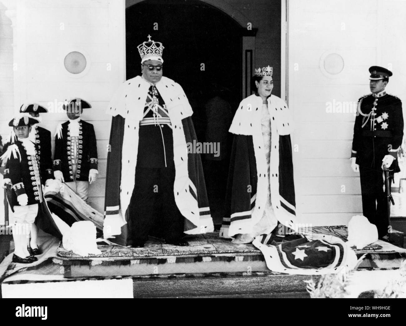 Le Roi et la Reine de Tonga, et le Prince héritier assisté par leurs pages, posent sur le perron du Palais Royal après la cérémonie d'Coronaion. Banque D'Images