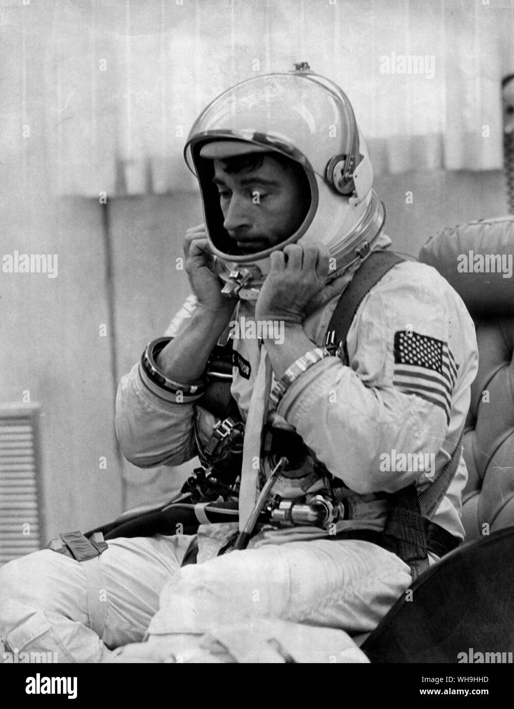 Gemini-10 pilote, John W. Young (1930-), astronaute américain. Il ajuste son casque de scaphandre avant sa mission de trois jours avec pilote, Michael Collins. Les astronautes ont explosé sur orbite le 18 juillet 1966, 100 minutes après leur véhicule cible Agena a été désorbité. Banque D'Images