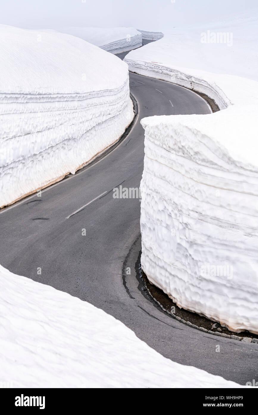 Route du col de la montagne vide en hiver, Timmelsjoch, Tyrol, Autriche Banque D'Images