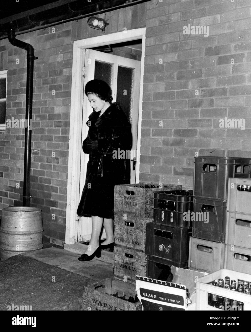 Date inconnue : la reine Elizabeth II a plaisanté avec des photographes comme elle a quitté Sandringham Women's Institute après une réunion spéciale avec les membres. Elle leur a dit, 'J'espère que vous n'êtes pas prendre des photos de nous avec le vide ! Banque D'Images