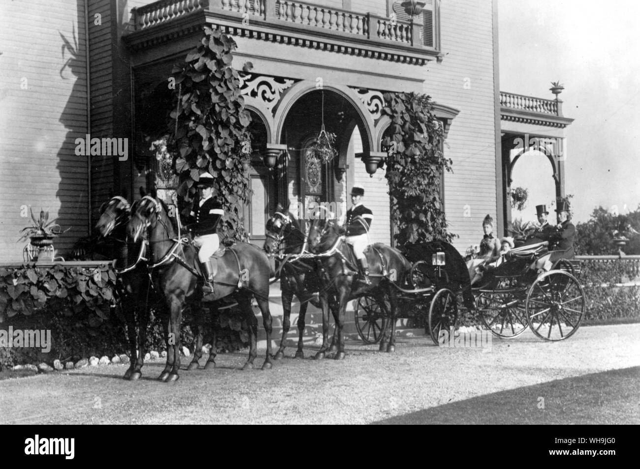 Mme Août Belmont dans sa voiture devant sa maison de Newport 1885-6 Banque D'Images