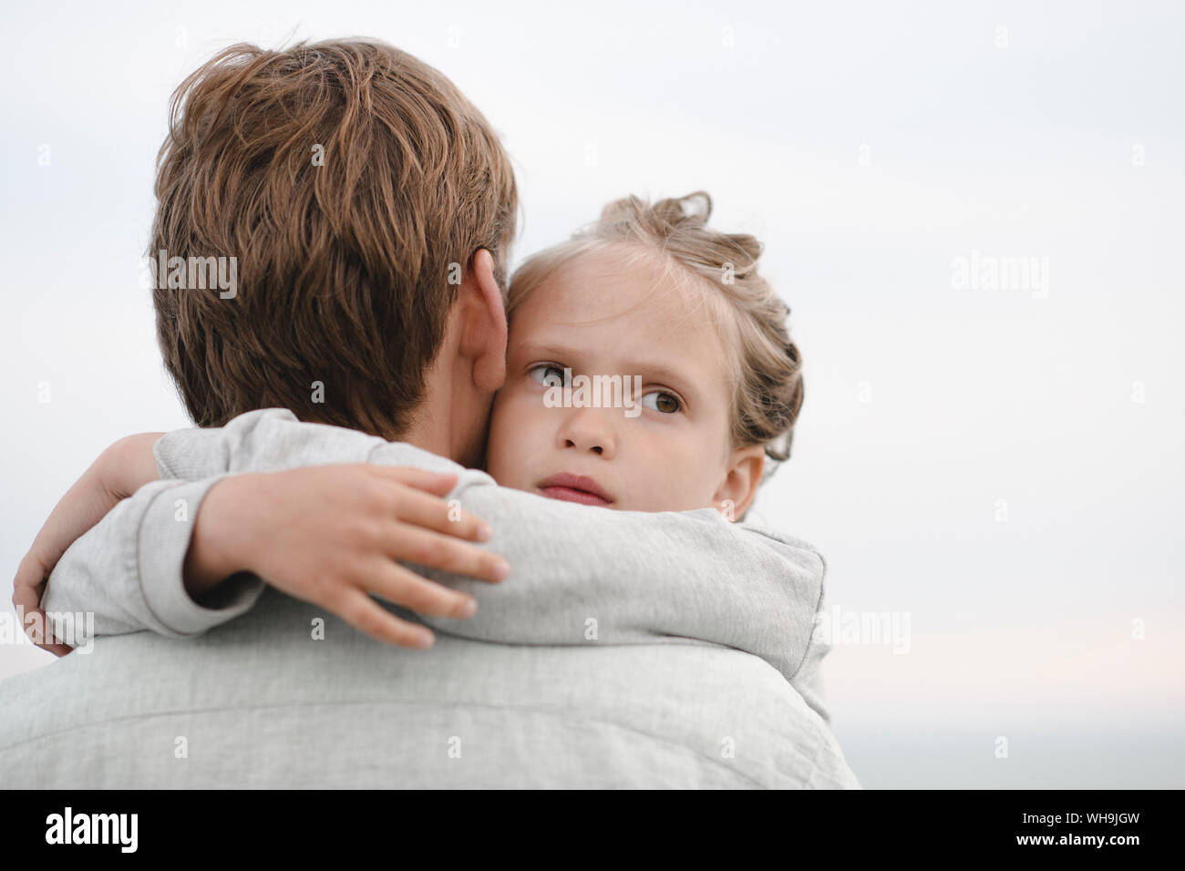 Portrait of little girl hugging son père Banque D'Images