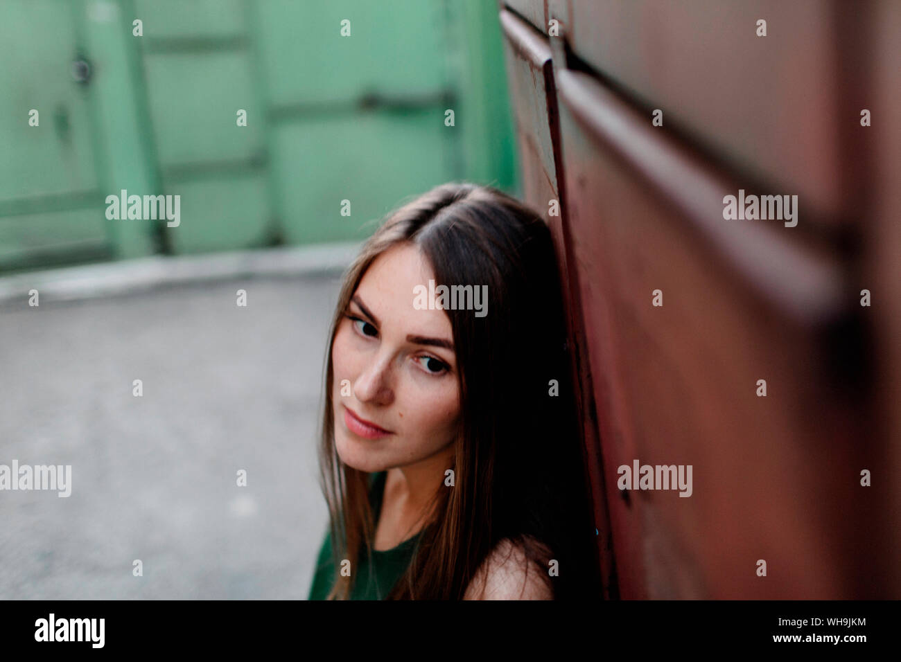 Daydreaming young woman Banque D'Images