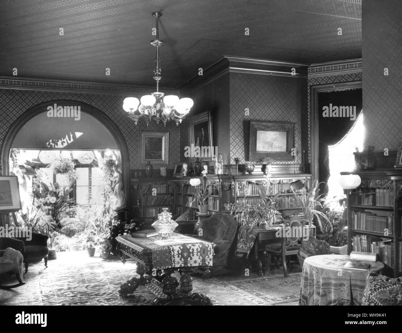 Mark Twain nous 1835-1910 écrivain et journaliste, sa bibliothèque dans sa maison de Hartford Banque D'Images Mark Twain nous 1835-1910 écrivain et journaliste, sa bibliothèque dans sa maison de Hartford Banque D'Images