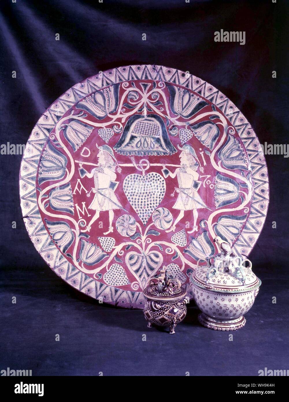 Poterie plat décoratif Antique Slipware Sucre plat Basic à partir de Lang Nau soupière avec couvercle Langnau 18 siècle Banque D'Images