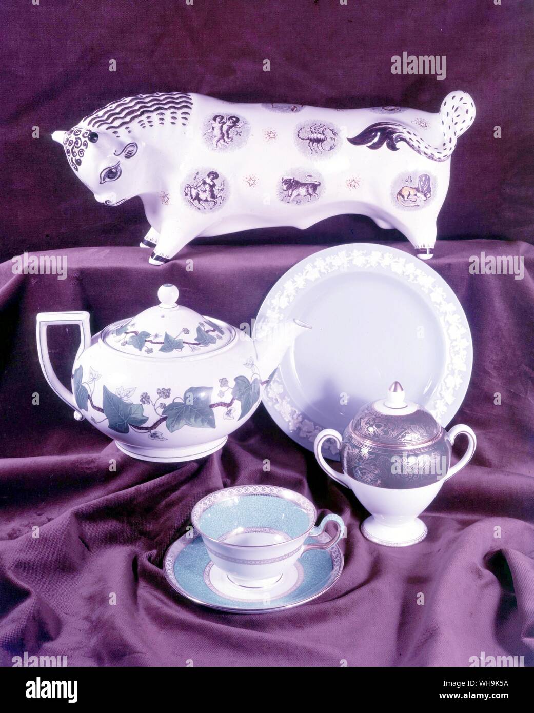 Affichage en céramique antique Wedgwood Théière et tasse Plaque Bull Boîte à Sucre Banque D'Images