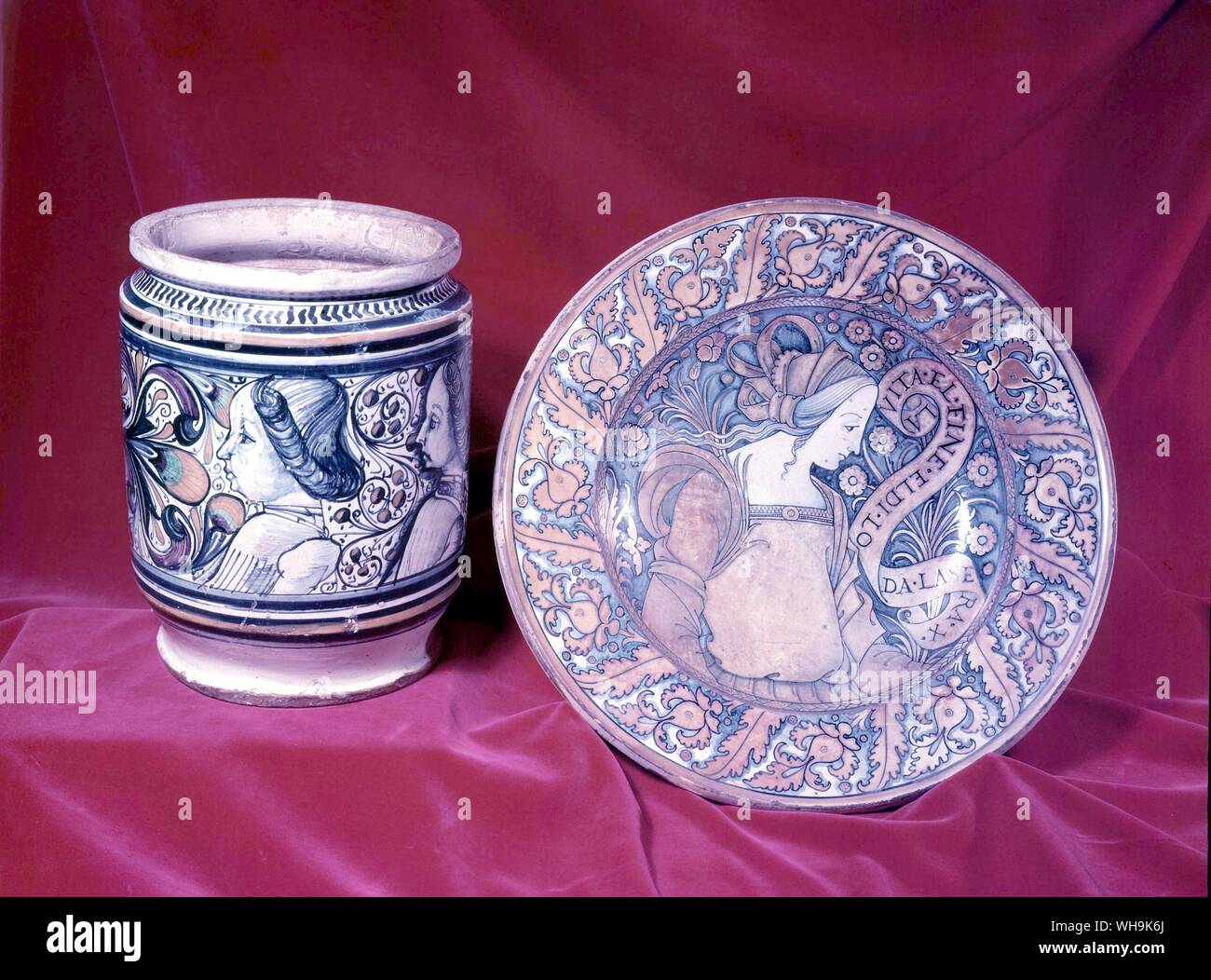 Décoration antique Pot Italien Maiolica Med et Dish Banque D'Images