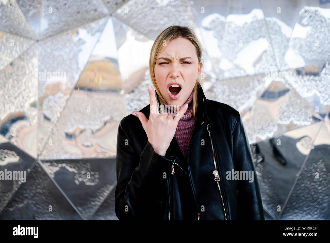 Portrait de screaming woman Rock And Roll Sign Banque D'Images