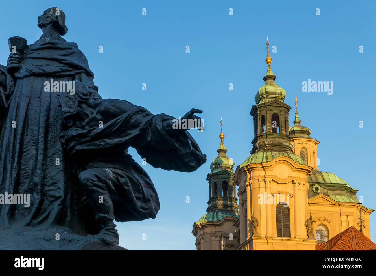 Jan Hus Monument et St Nicholas' Church vu de la place du marché de la vieille ville le matin, Prague, la Bohême, République Tchèque, Europe Banque D'Images