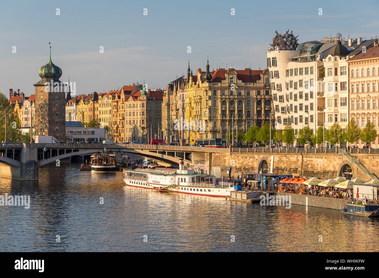 Bâtiments Art Nouveau à la rivière Vltava, Prague, la Bohême, République Tchèque, Europe, Europe Banque D'Images