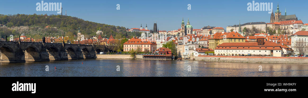 Vue panoramique sur la Vltava, le Pont Charles, le quartier de Mala Strana et le château de Prague, Site du patrimoine mondial de l'UNESCO, Prague, la Bohême, République Tchèque Banque D'Images