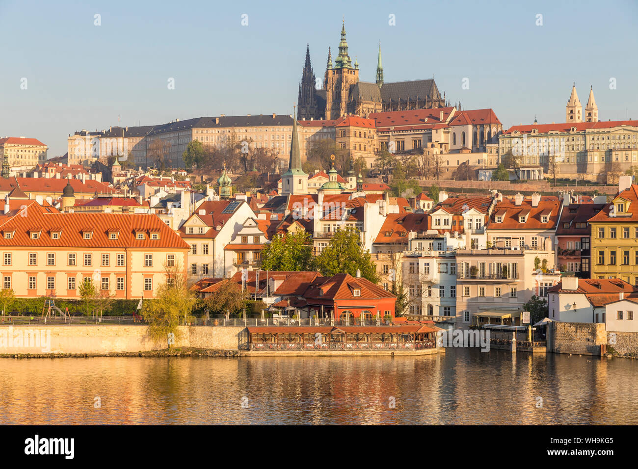 Vue depuis les rives de la rivière Vltava dans le quartier de Mala Strana, le château de Prague et cathédrale Saint-Guy, l'UNESCO, Prague, République Tchèque Banque D'Images
