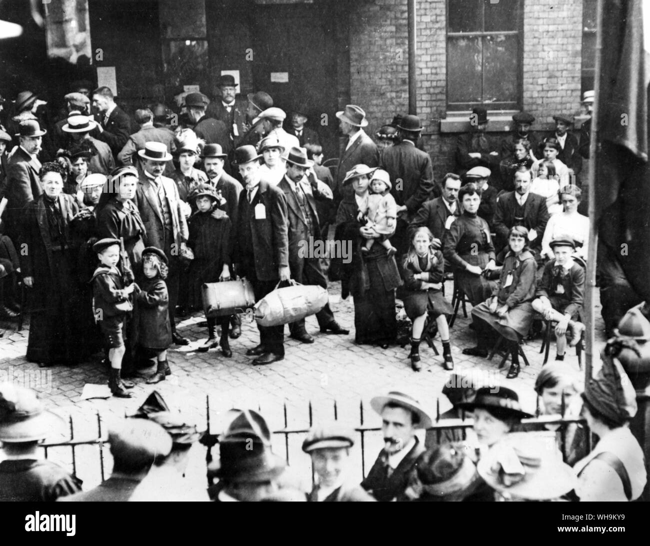 1914 septembre : les réfugiés belges d'Hudson à l'extérieur Meubles, rue Victoria, Londres. Banque D'Images