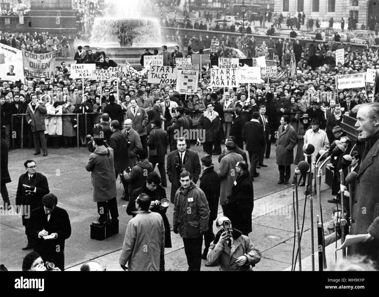 15 Janvier 1967 : Siège de Downing Street. La paix avec la Rhodésie rally appelé par M. Duncan Sandys, vu sur le rallye, et d'autres députés conservateurs ont éclaté avec violence à Londres. La police se sont battus pour garder la foule de Downing Street. Banque D'Images