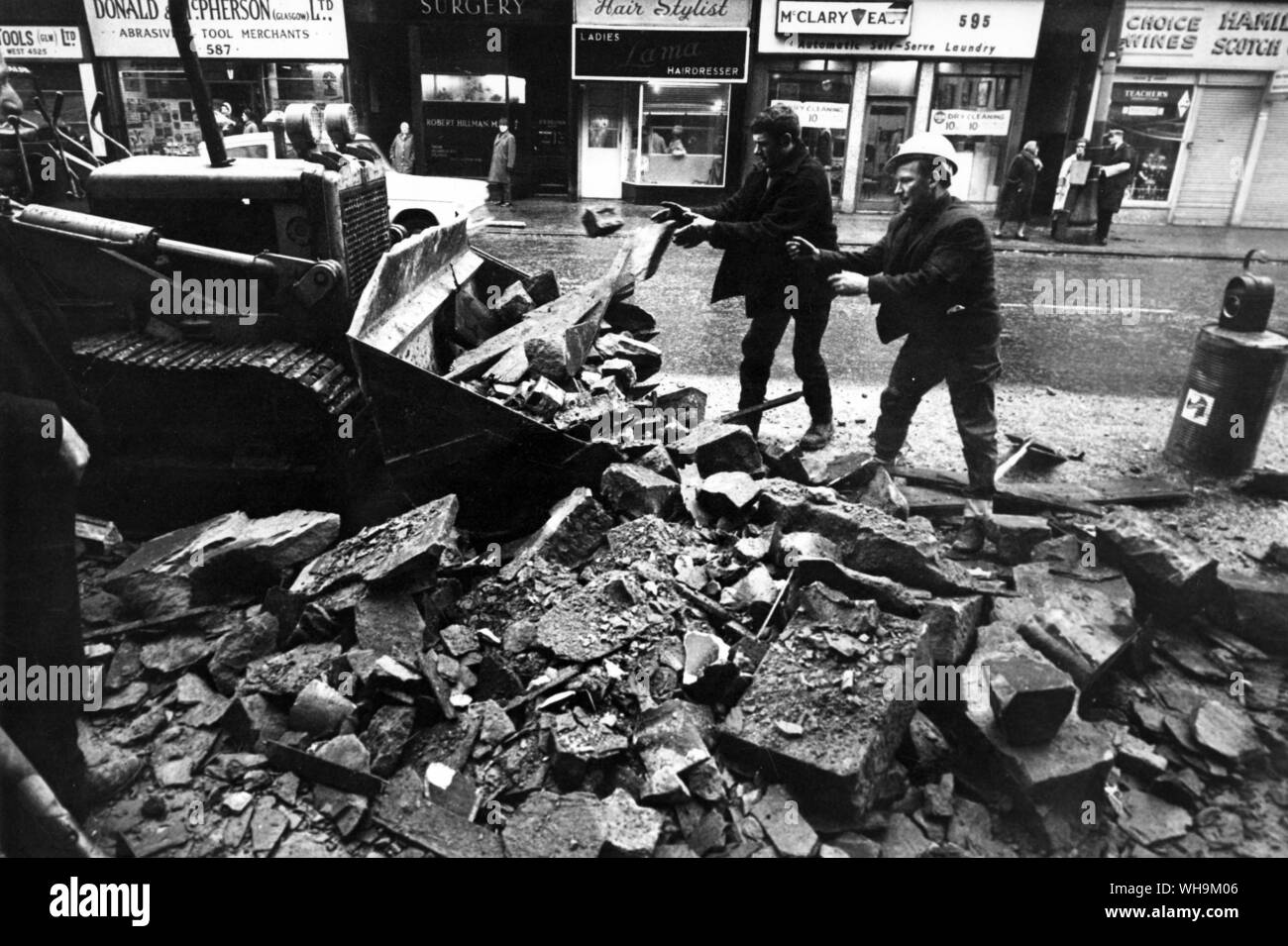 15 Janvier 1968 : Glasgow Gale de dommages. O.P.S claire ouvriers décombres de bâtiments effondrés à partir de la route après la ville avait été frappée par l'ouragan faible Q. Banque D'Images