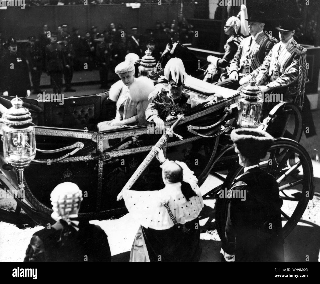 Le roi George V et la Reine Mary de Temple Bar 1935. Le maire propose à l'inverse de la monarchie épée pearl. Célébrations du jubilé d'argent ( ?). Banque D'Images