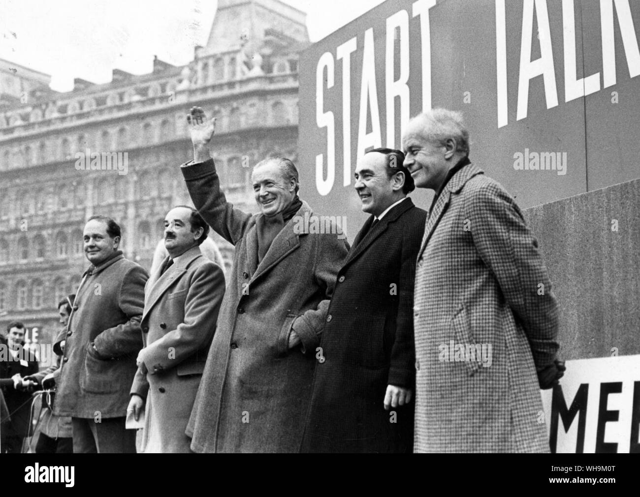 15 Janvier 1967 : M. Duncan Sandys et d'autres députés conservateurs ont éclaté avec violence à Londres. La police se sont battus pour maintenir l'ordre dans la foule qui se dirigeaient vers Downing Street. Banque D'Images