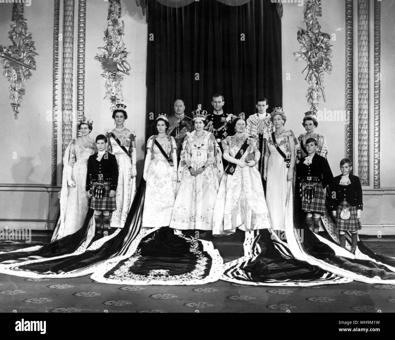 2 juin 1953 : La Reine Elizabeth II avec d'autres membres de la famille royale au palais de Buckingham après le couronnement. Banque D'Images