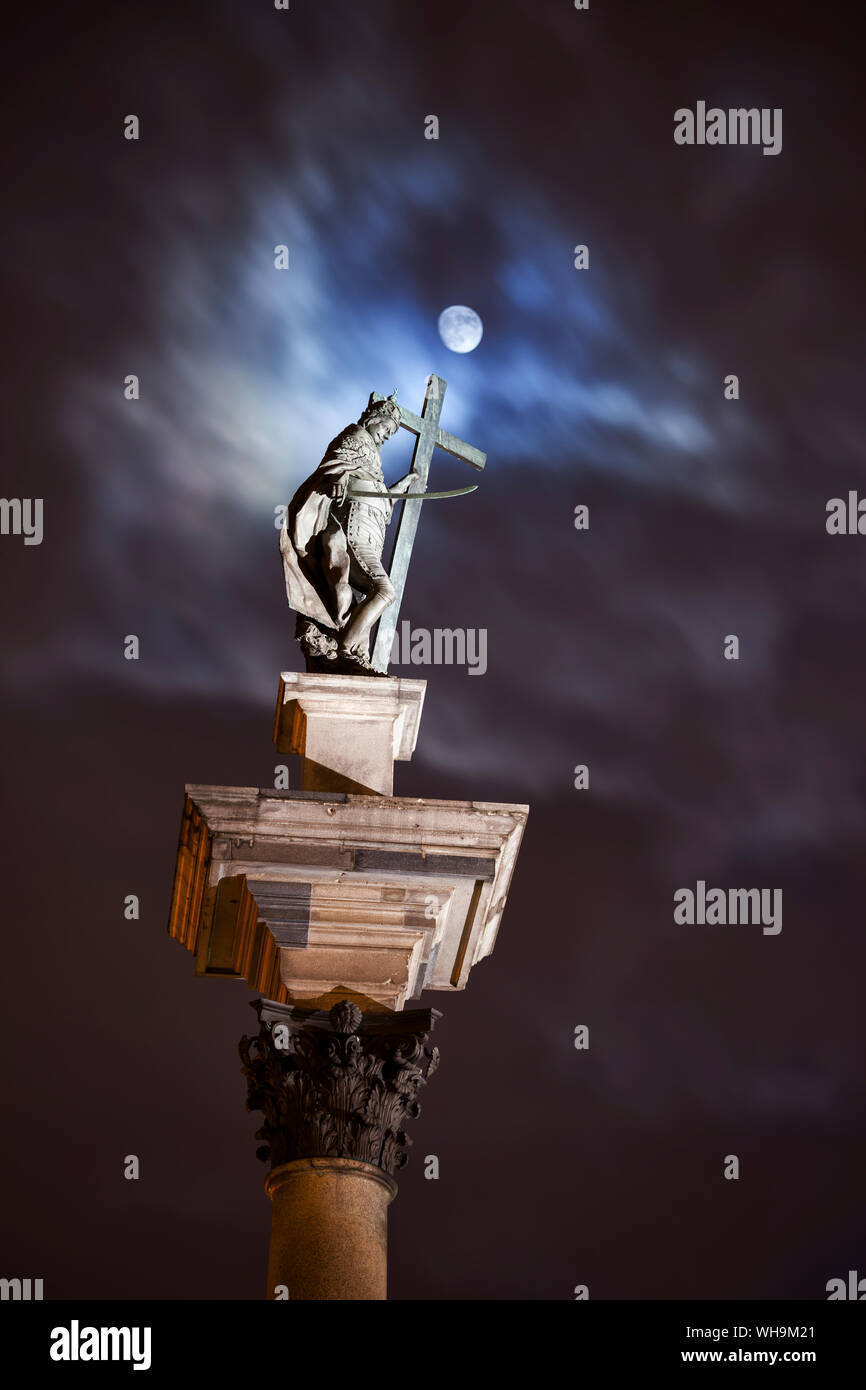 Le roi Sigismond III Vasa statue à la pleine lune nuit sur le dessus de la colonne corinthienne, Varsovie, Pologne Banque D'Images
