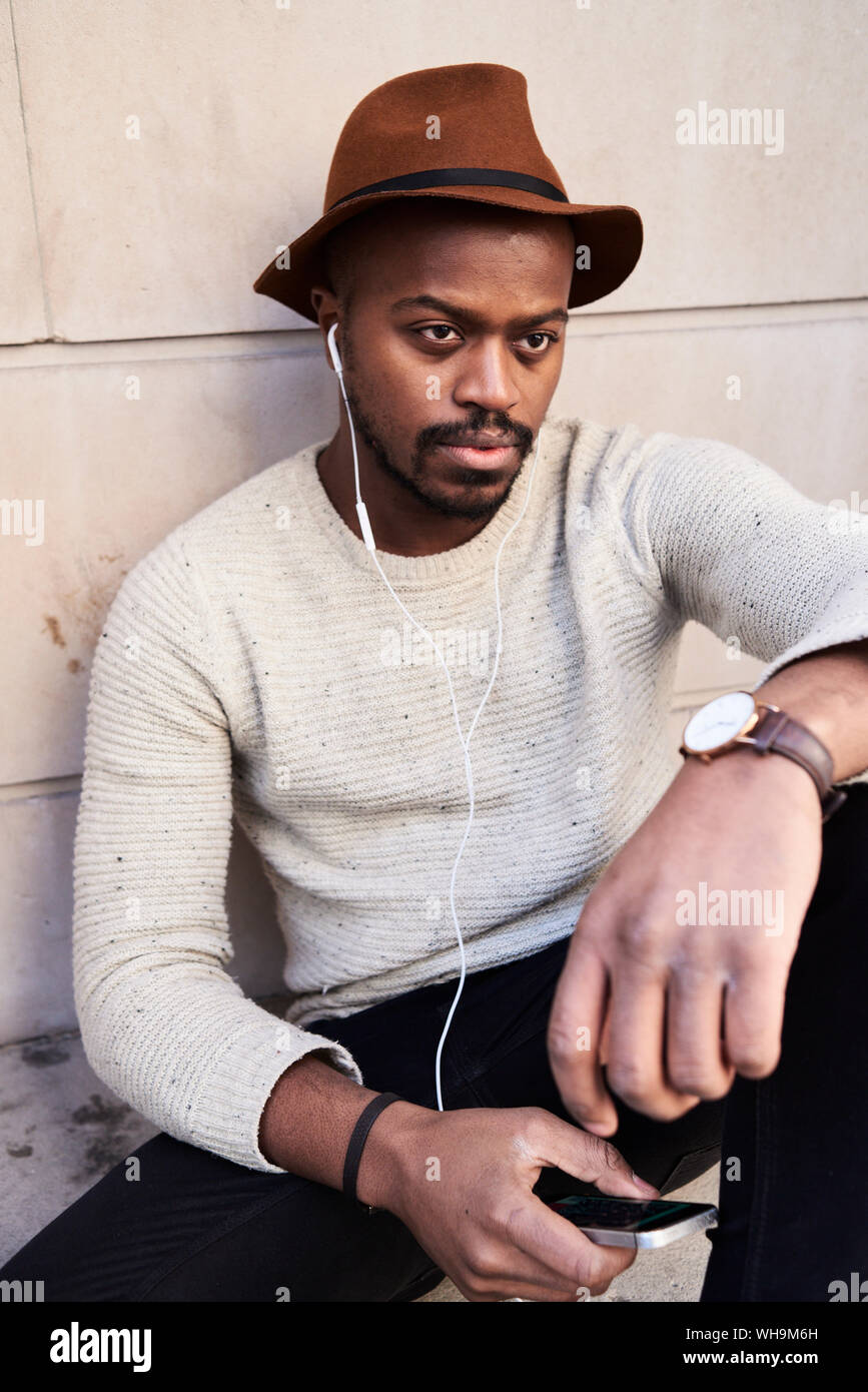 Portrait of mid adult man wearing hat brown Banque D'Images