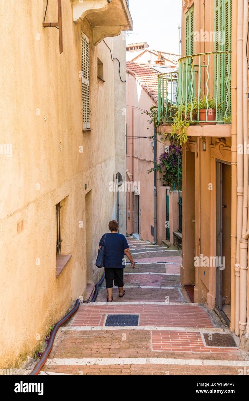 Une scène de rue dans la vieille ville du Suquet à Cannes, Alpes Maritimes, Côte d'Azur, d'Azur, France, Europe, Méditerranée Banque D'Images