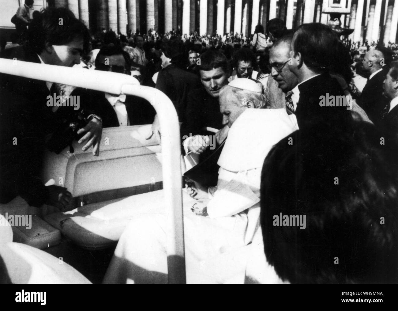 13 mars 1981 : le Pape Jean Paul II peu après qu'il a été abattu par un étudiant turc à la place Saint Pierre. Banque D'Images