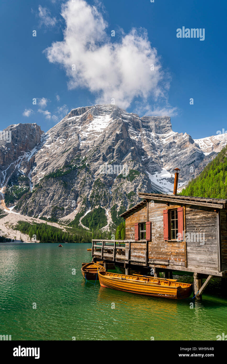 Hangar à Pragser Wildsee, Braies Dolomites, Alto Adige, Italie Banque D'Images
