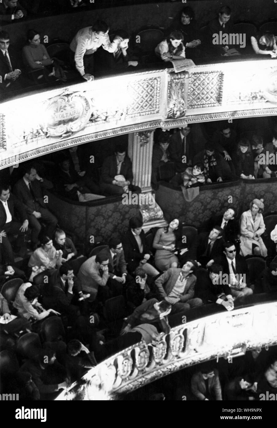 Mai 1968 : les émeutes de Paris : Les étudiants dans l'Odeon à Paris, où ils ont pris la relève. Banque D'Images