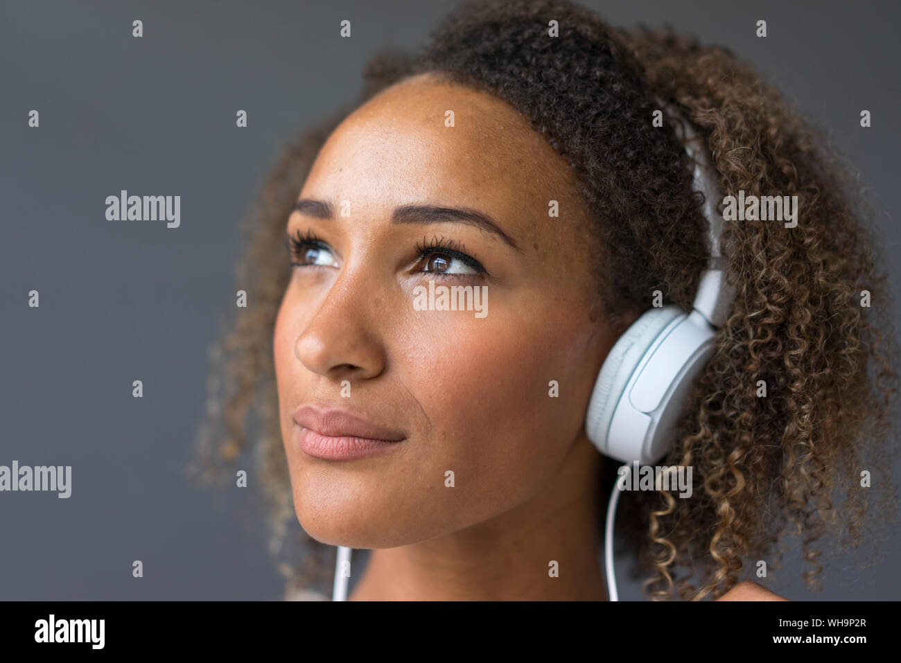 Portrait de jeune femme avec un casque blanc jusqu'à Banque D'Images