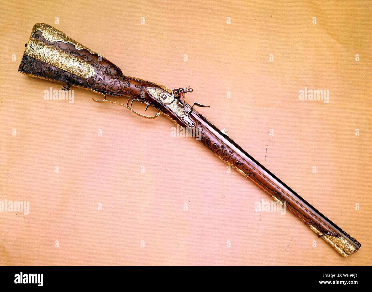 Fusil à silex l'un d'une paire faite pour l'électeur Charles Albert de Bavière plus tard l'Empereur Charles VII, les monts de Cooper et de l'argent doré, décorées avec des scènes de sa vie avec son buste. Son monogramme est incrusté en argent sur le canon Banque D'Images