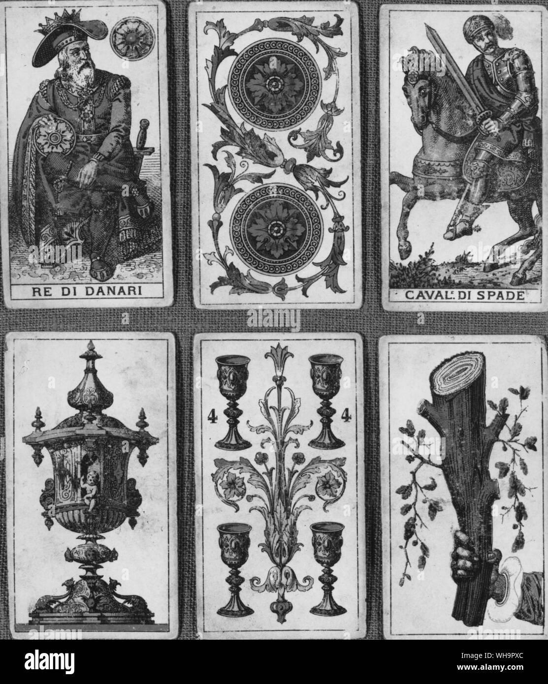 Carte - carte de tarot à partir de la combinaison de pièces - un design italien du 19e siècle pour les deux disques (en haut au centre) Banque D'Images