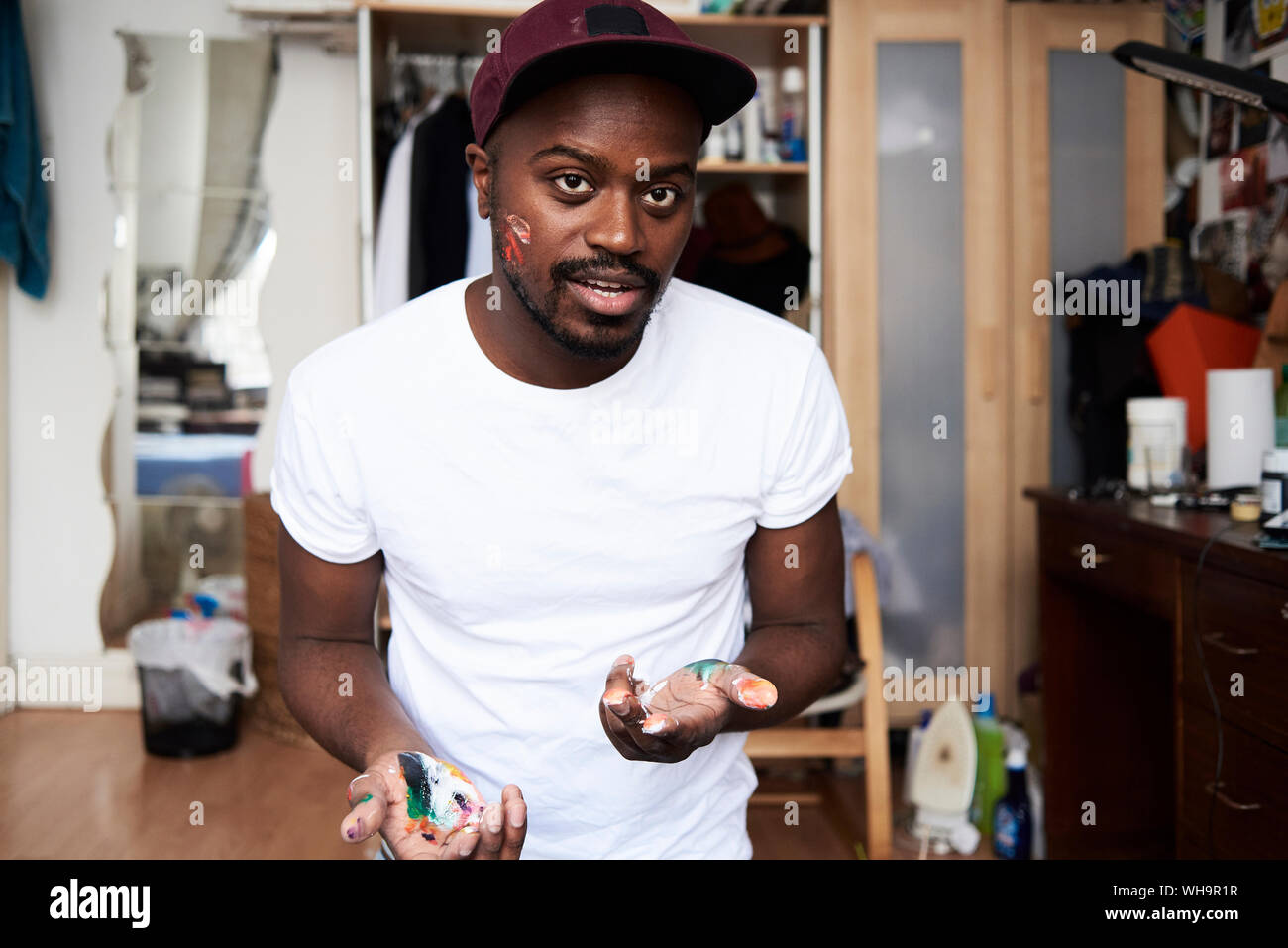 Portrait d'un artiste avec des mains sales à son studio Banque D'Images