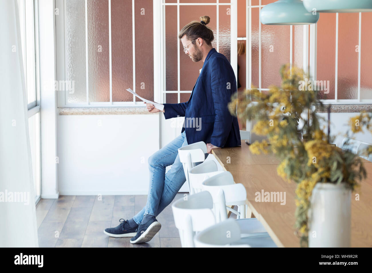Businessman with papers in office Banque D'Images