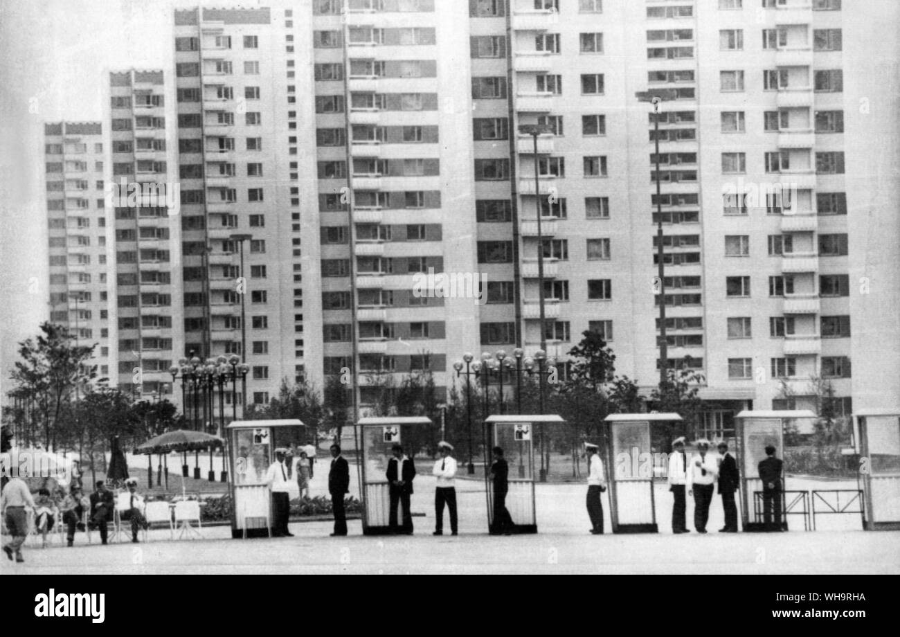 Moscou, Juin 1980 : passerelle olympique. Les portails séparer le public du Village olympique de la maisons imposantes (arrière) où les athlètes participant à la Jeux de Moscou va vivre. Banque D'Images