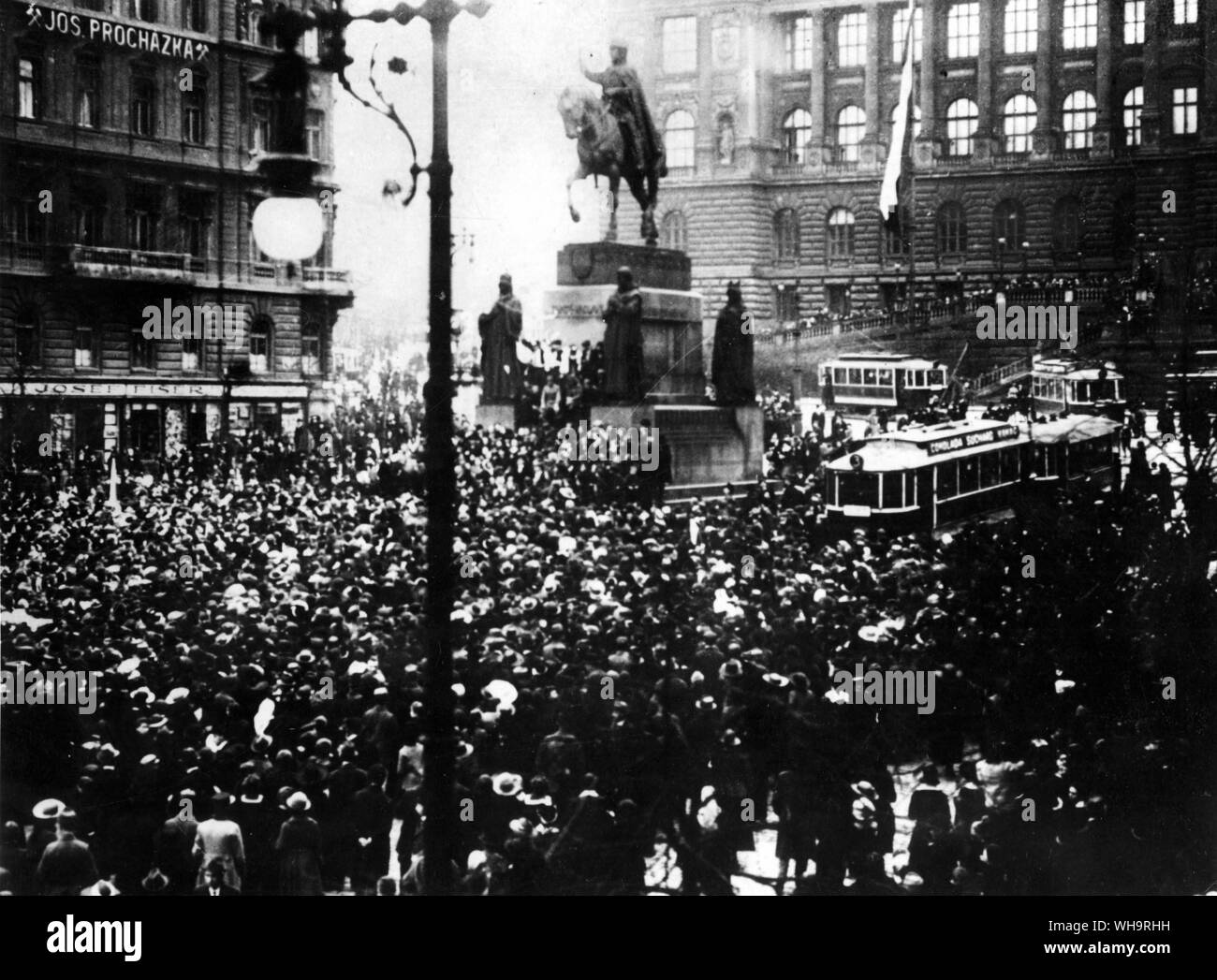 Le 28 octobre 1918. Manifestation de masse de personnes dans la place Venceslas de Prague, Tchécoslovaquie. Banque D'Images