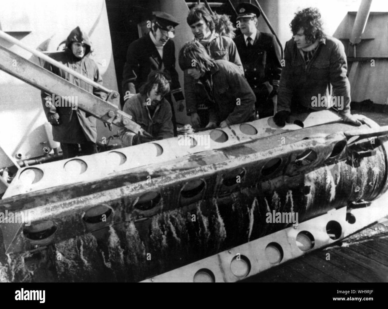 Avril 1975 : la canonnière islandais THOR est arrivé à Reykjavik portant un appareil de détection sous-marine russe, qui a récemment été lavé à terre sur la côte ouest du pays. L'appareil est de 11 pieds de long, 3 pouces de diamètre et pèse 2,64 kg. Il est équipé d'hydrophones. Banque D'Images