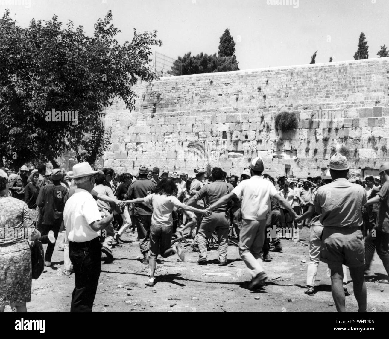 Les Israéliens dancing Hora au Mur occidental après l'unification de Jérusalem. Banque D'Images