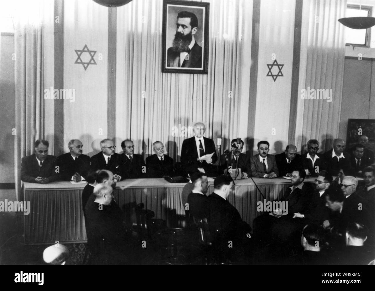 David Ben Gourion la lecture de la Déclaration d'indépendance d'Israël à la réunion de l'Assemblée constituante dans le musée de Tel Aviv, 14 mai 1948. Banque D'Images