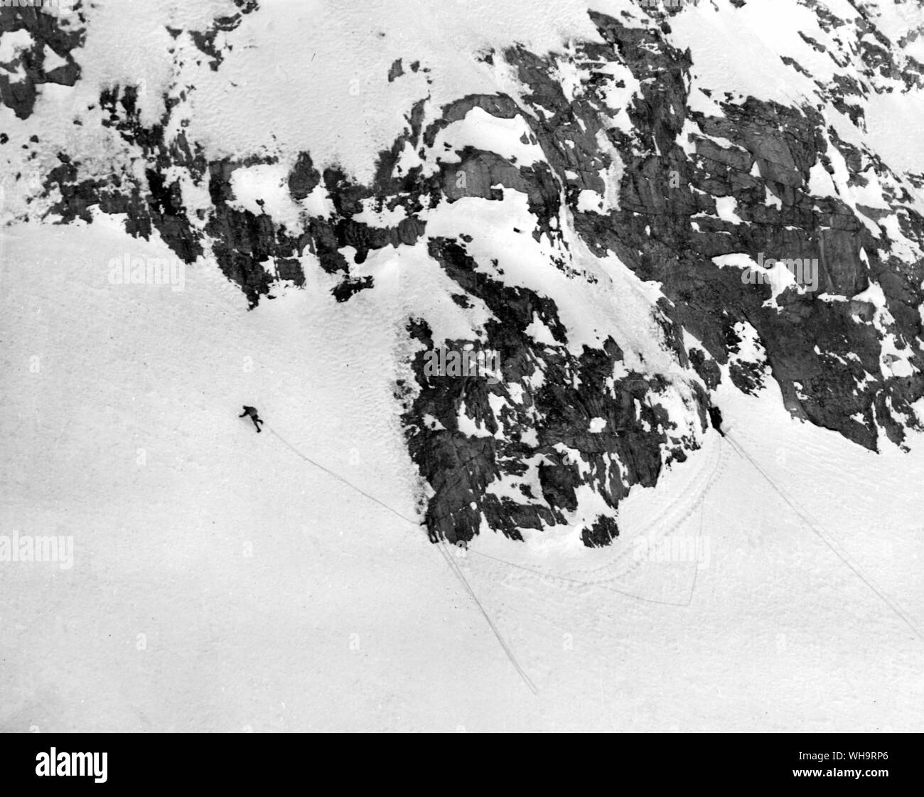 Vue aérienne des quatre alpinistes sur leur chemin jusqu'à la montagne d'aujourd'hui. 8 mars 1961. Banque D'Images