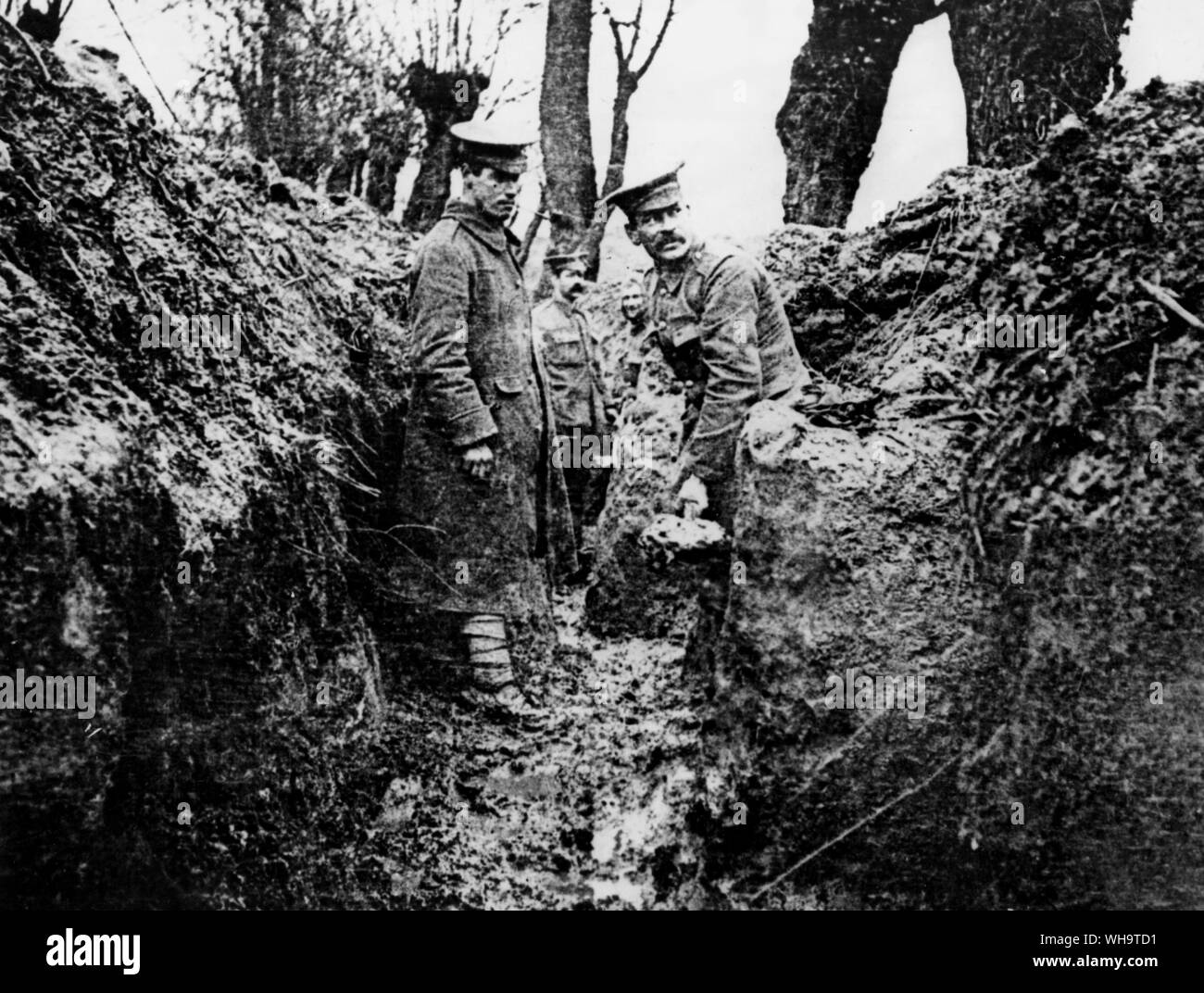Ferme typique dans le quartier Bac St Maur, novembre 1914. Soldats alliés dans des tranchées. Banque D'Images