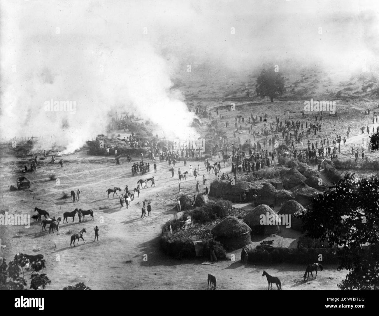 WW1 : la gravure d'un village autochtone temporaire d'obtenir un domaine de l'incendie à Sava, près de Moia (Mora ?), Cameroun, décembre 1914. (Cameroun, Afrique ?) ? Banque D'Images