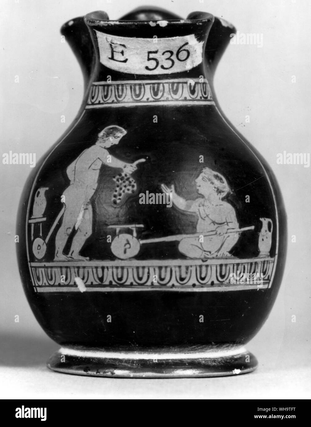 Scène sur vase grec E 536 Banque D'Images