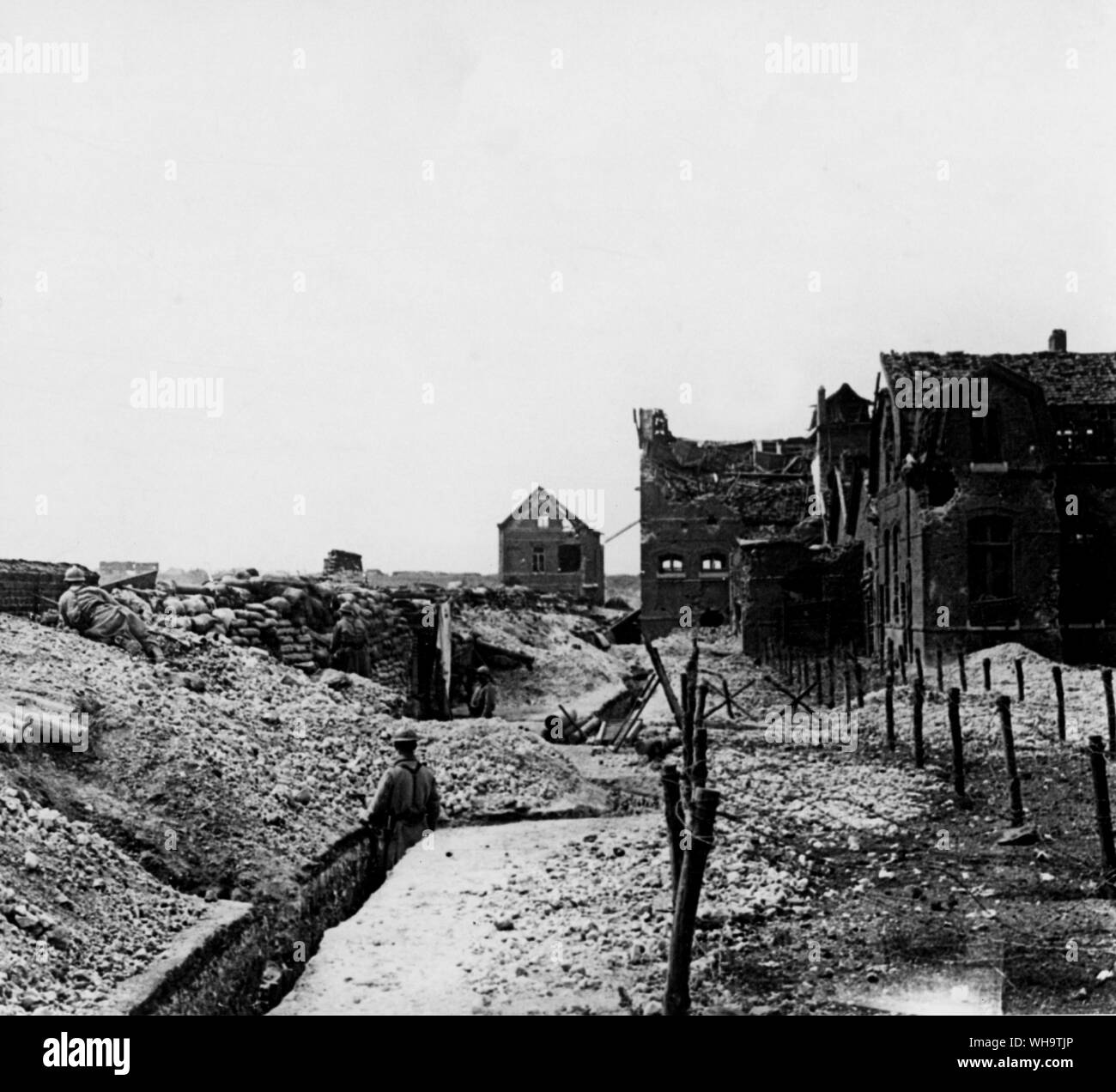 WW1/France : Lieux à Artois montrant des ruines et des troupes à la garde. 1918 Banque D'Images