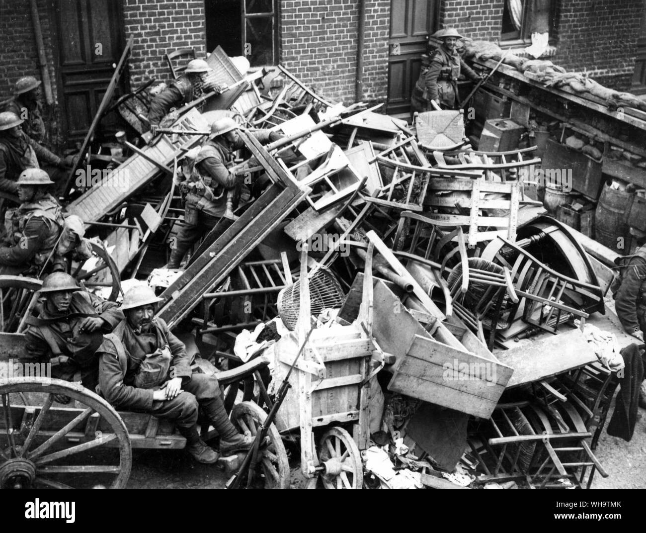 WW1/France : Bataille de Bailleul. Middlesex hommes tenant une barricade de la rue Bailleul, avril 1918. Juste avant la chute de la ville. Banque D'Images