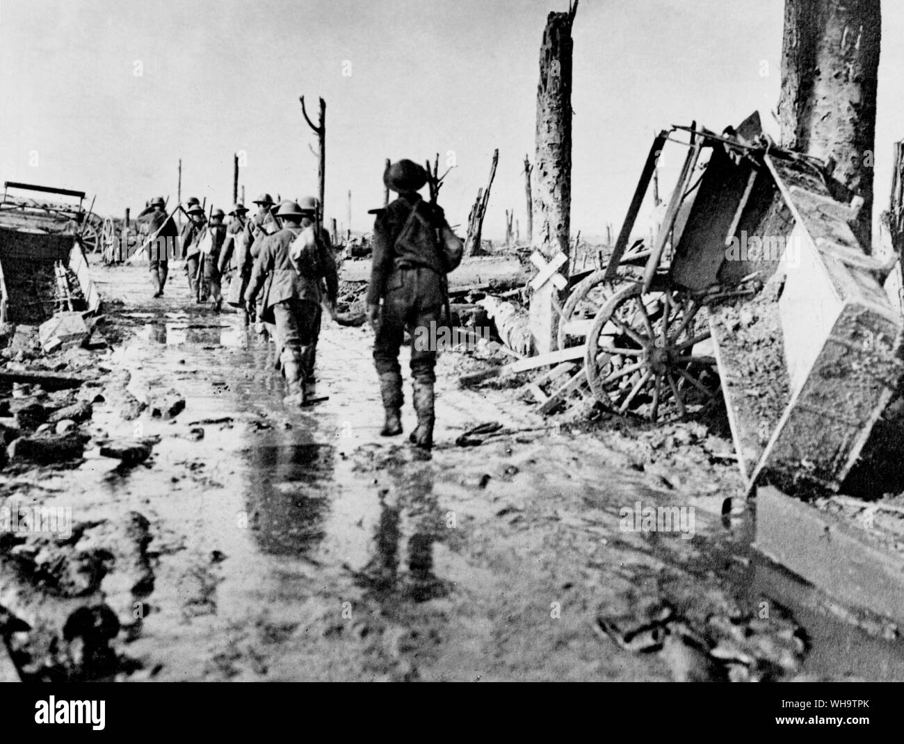 WW1/France : troisième bataille d'Ypres. Les troupes du 1er Corps de l'Anzac se déplaçant le long d'une voie de velours côtelé. Coin idiot, crête de Westhoek, 28 octobre 1917. Banque D'Images