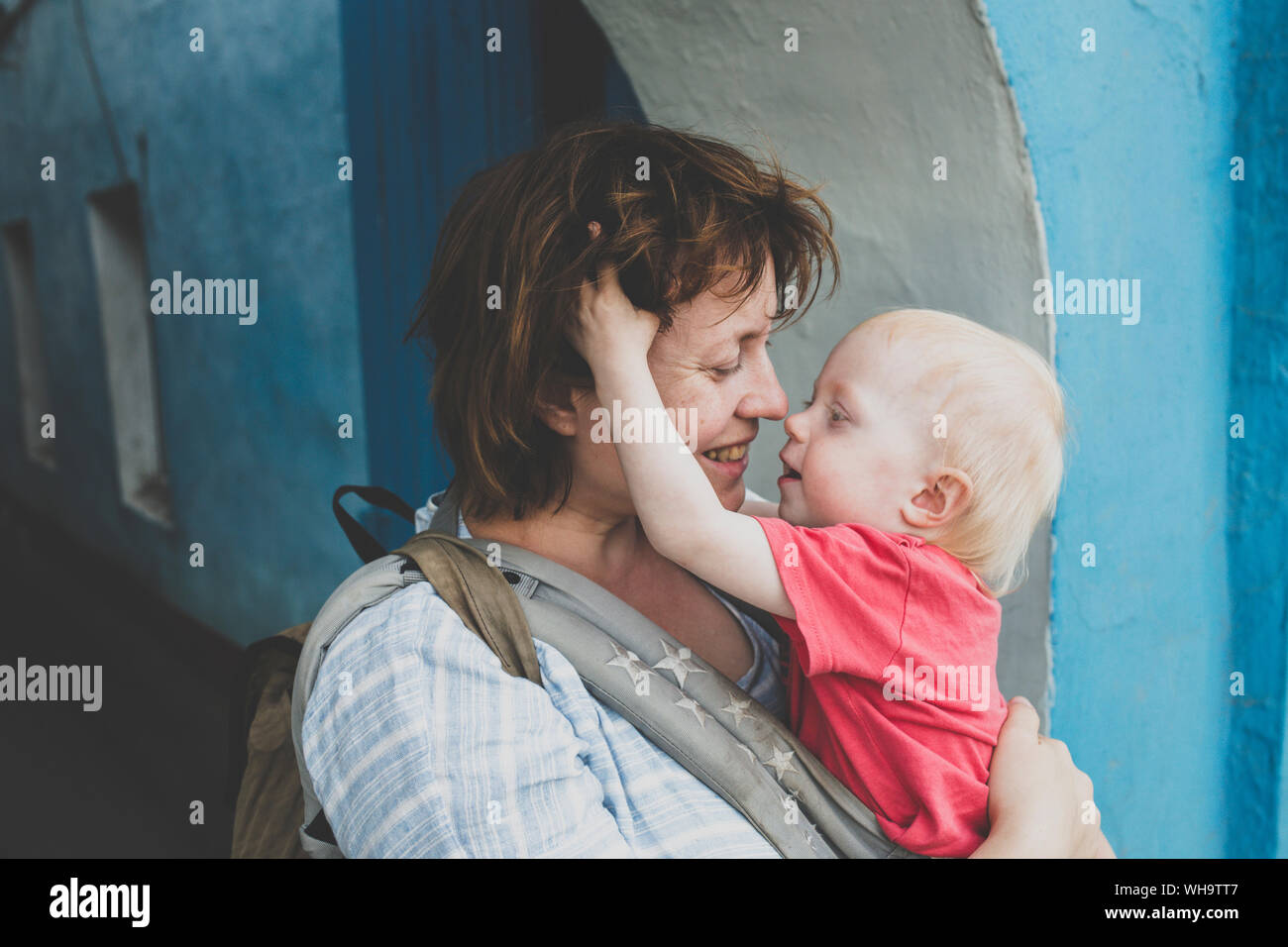 Mère et sa petite fille dans un porte-bébé partager un moment de tendresse, Russie Banque D'Images