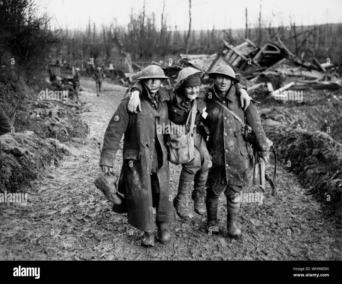 WW1 : Bataille de l'Ancre. Ce qui porte à un homme blessé. Hamel, novembre 1916. (Capturé le 16 novembre 1916). Banque D'Images